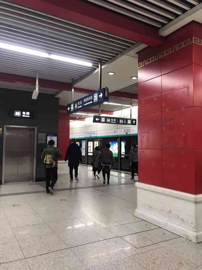 北京地铁南锣鼓巷站图片