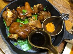 个旧烤猪蹄-云海肴·汽锅鸡·云南代表菜(天津国金汇店)