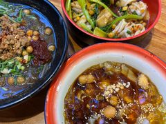 -爆炸头阿姨小四川正宗川味小吃(无任何分店)