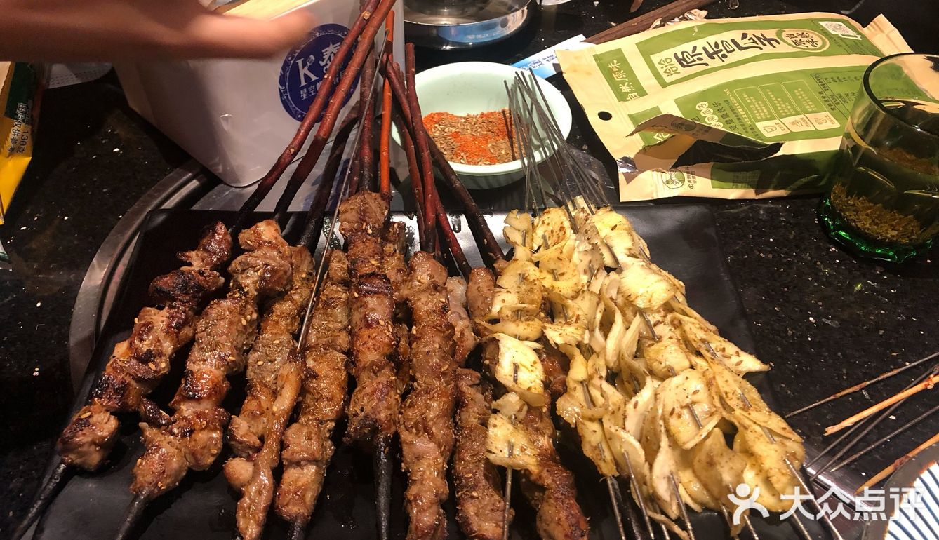 包间最低消费600。可以边吃饭边唱三个小时歌