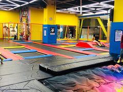 -爱蹦iBOON蹦床运动馆(江汉店)