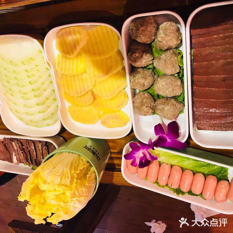 第一次吃酸菜火锅，味道还不错，地方也挺好找的