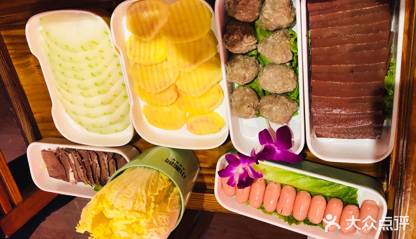 第一次吃酸菜火锅，味道还不错，地方也挺好找的