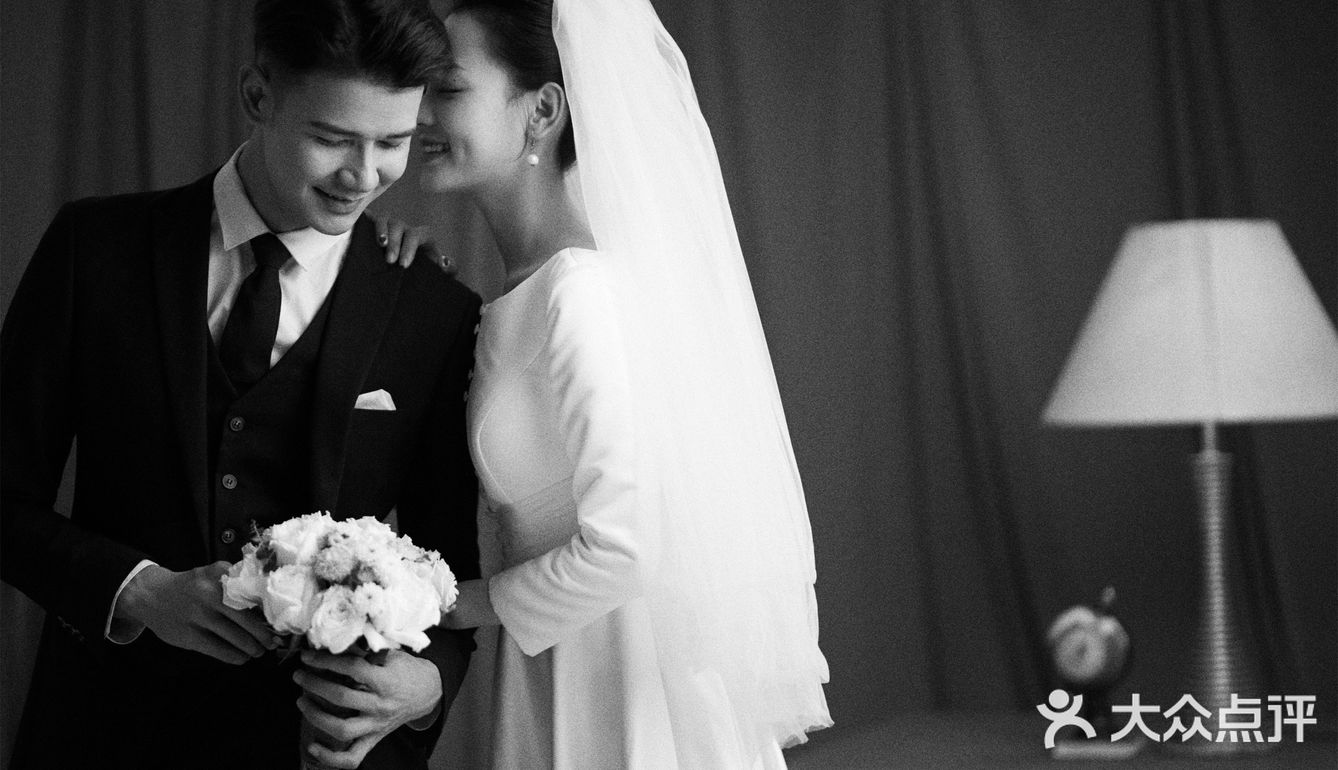 黑白婚纱照，告诉你爱情里的甜蜜 据说