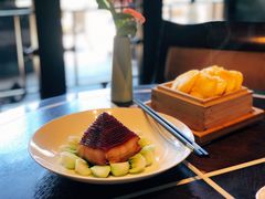 金牌扣肉配玉米饼-杭州西子湖四季酒店·金沙厅