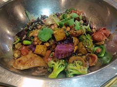 -愉肴麻辣香锅(中山路店)