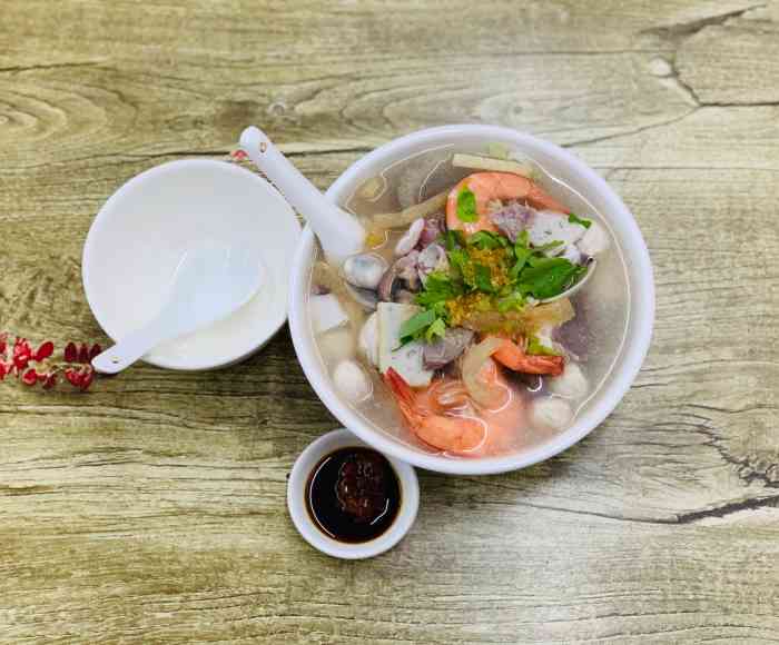 [薄荷]环境: 环境虽然一般般但干净的 「海鲜粿条」点了海鲜粿条,汤