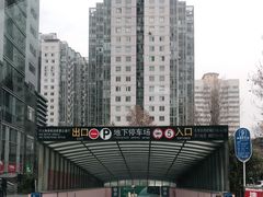 -枫蓝国际购物中心-地面停车场
