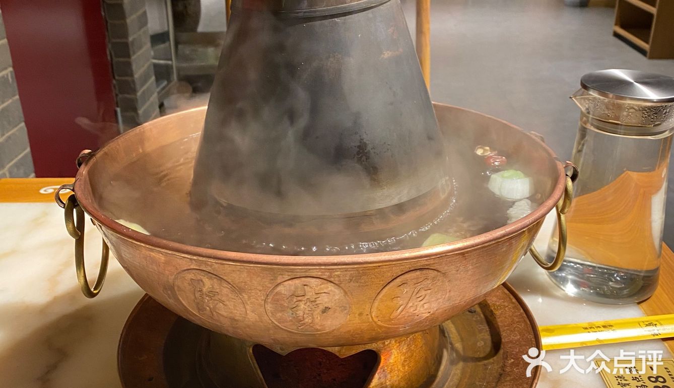 真的太爽了 锅底简简单单的葱姜蒜 煮出来的肉很清香