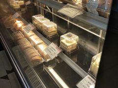 面包甜点陈列柜-红宝石·鲜奶小方·海派西点房(金杨店)