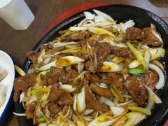 铁板葱爆牛肉-老牌坊鲁菜名店(宽厚里店)