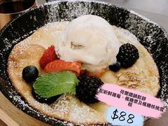 荷蘭鐵鍋鬆餅配新鮮雜莓、楓糖漿及楓糖核桃雪糕-Oasis Bar & Grill