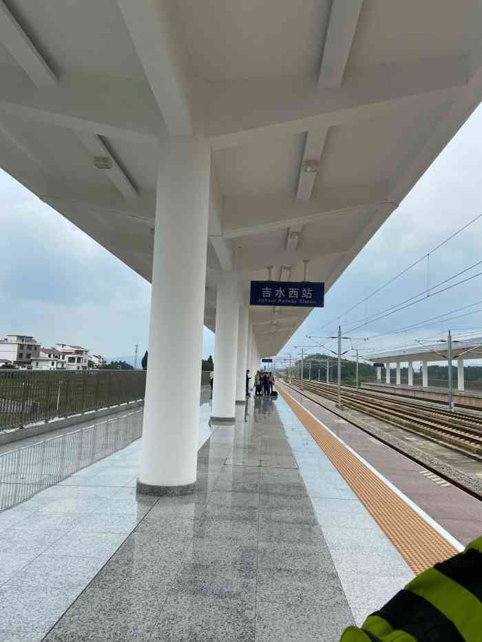 吉水西站-"刚刚新建的没有多久,整个建筑都看起来很新.