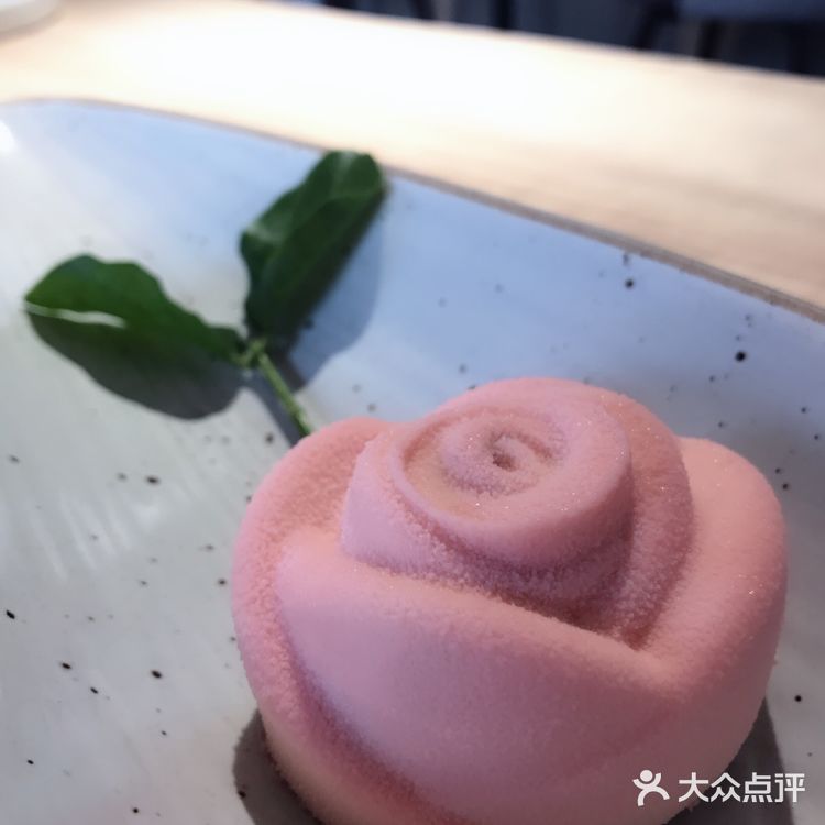 很简约的一家店，坐下来很舒服，每道甜品都像艺术品一样