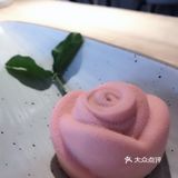 很简约的一家店,坐下来很舒服,每道甜品都像艺术品一样