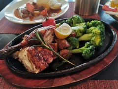 秘制烤春鸡配西兰花和迷迭香-WOLFGANG PUCK KITCHEN & BAR(迪士尼小镇店)
