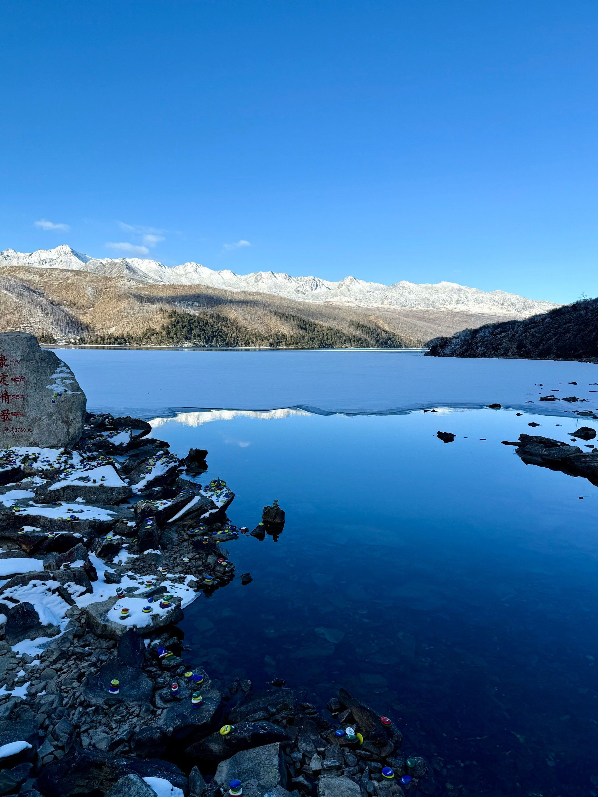 雪山巍峨耸立,洁白的雪顶在阳光下闪耀着光芒,仿佛是大自然最圣洁的