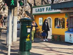 转角处不大的店面-LADY FAFA(巨鹿路陕西南路路口店)
