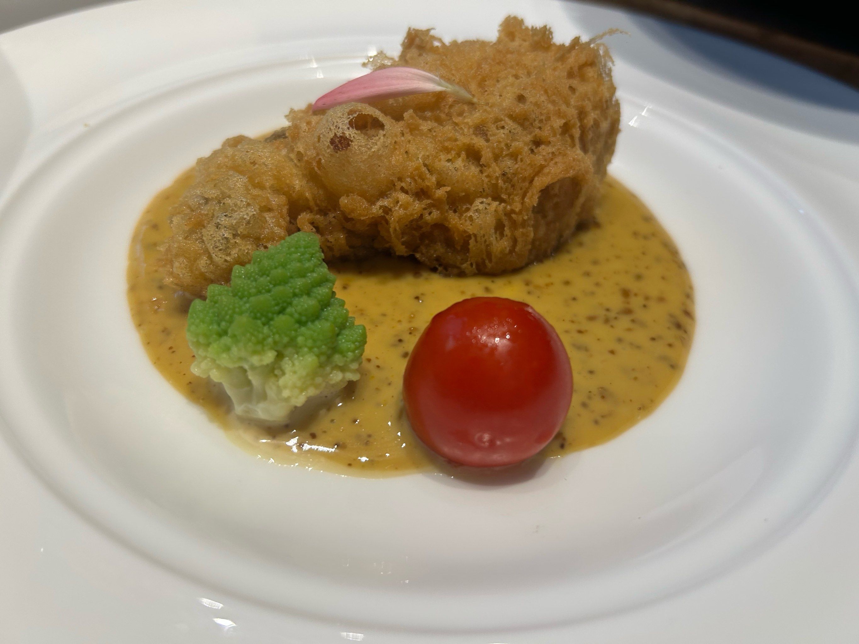 脆皮生蚝是一道美味可口的海鲜佳肴,以生蚝肉为主要食材