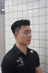 -一家只做男发烫染的店