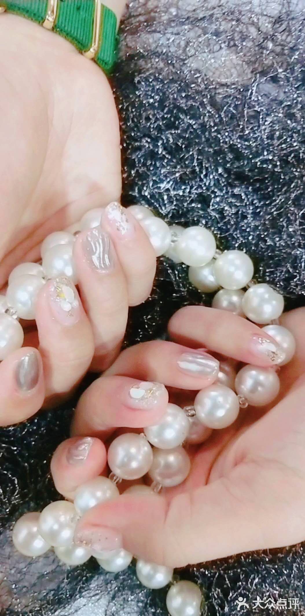 会根据你的气质推荐美甲的款式