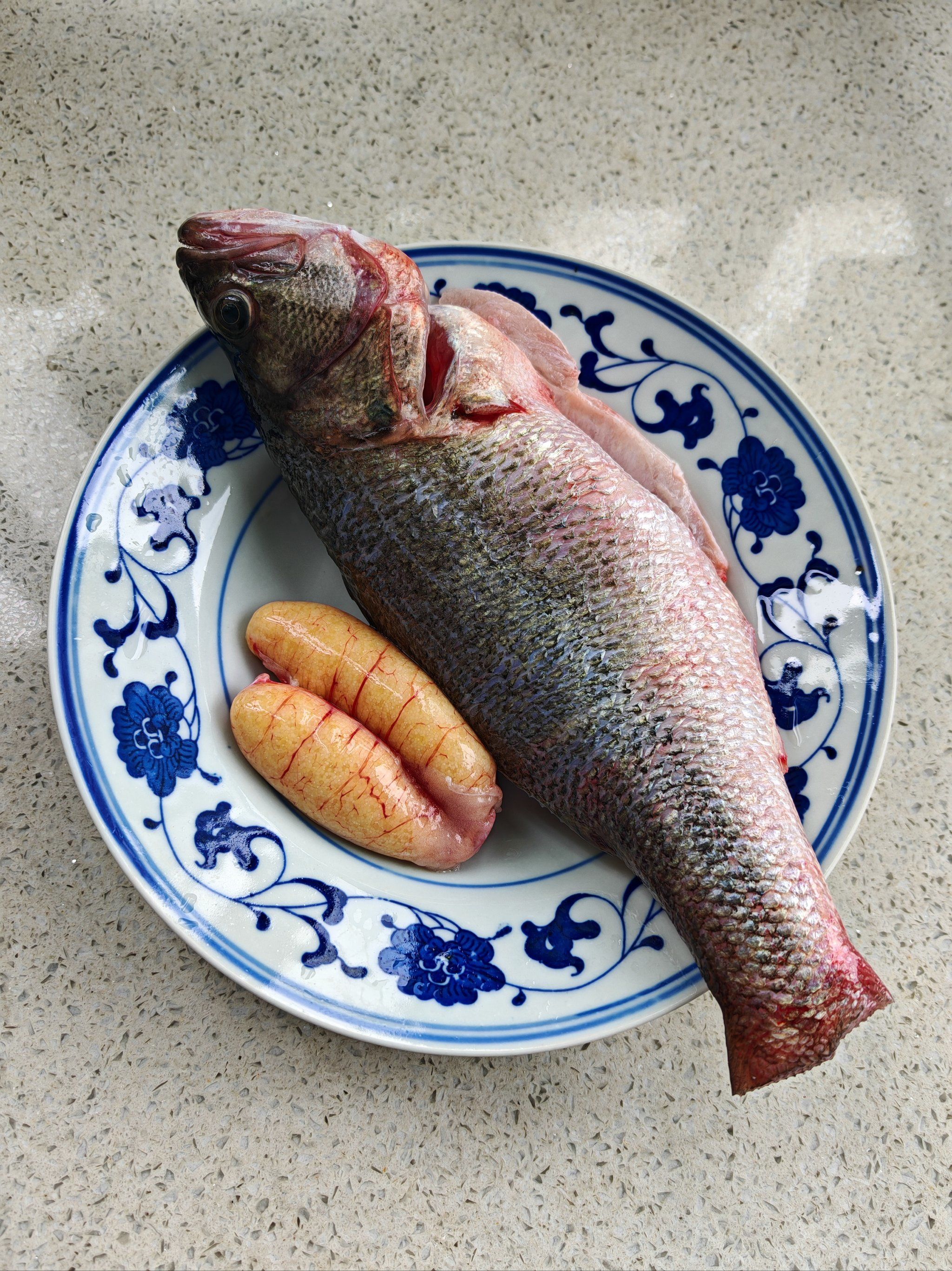 这个季节在盒马买的鲜活鲈鱼有大块鱼籽