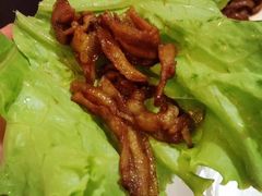 烤五花肉配生菜-炙热童年·老北京炙子烤肉(南锣鼓巷店)