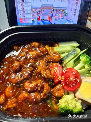 龙虾饭满满都是虾肉 酱汁浓郁裹着米饭,香到跺脚