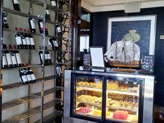 面包甜点陈列柜-三亚福朋喜来登酒店·大堂吧