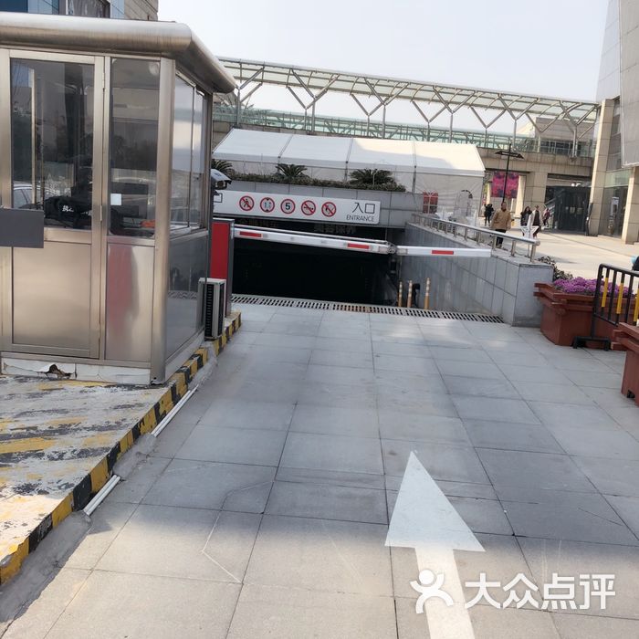 金鹰湖滨天地停车场