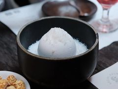 蛋白饼配罗勒冰霜-Ocean's Table 欧舍