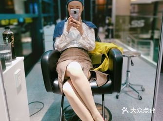 公司楼下的一家店 装修风格意外的喜欢，简单的黑白色块