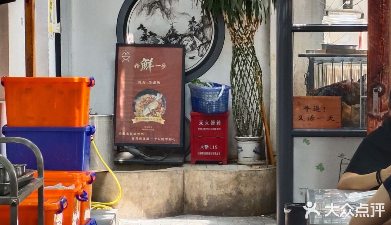 坐在院子里吹着风吃柴火鸡,太有感觉了!