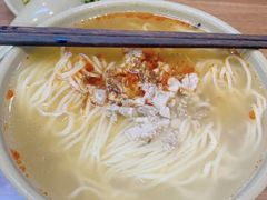 -亮亮面馆(经六路店)