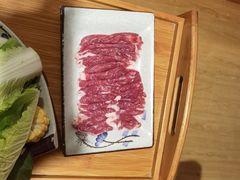 手切羊腿肉-毛辣果·贵州红酸汤牛肉火锅(西单店)