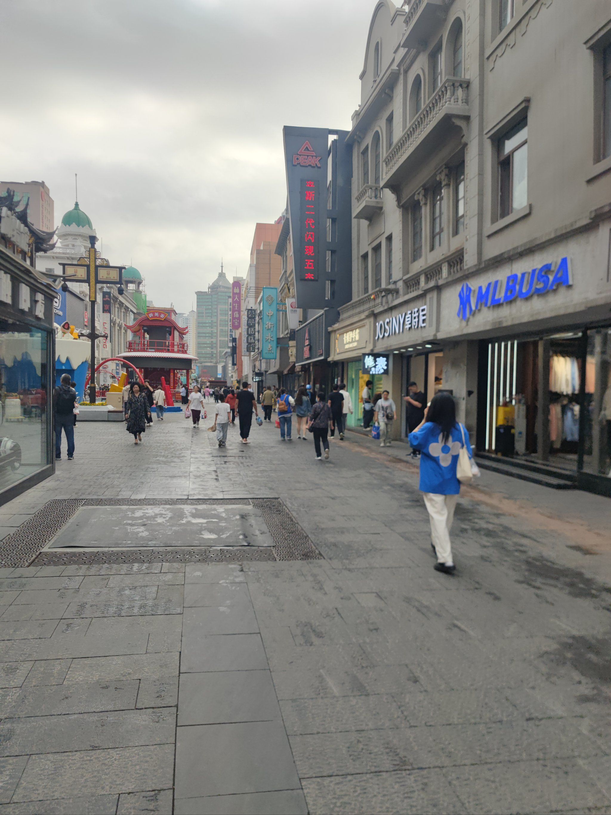 商业街的热闹时光