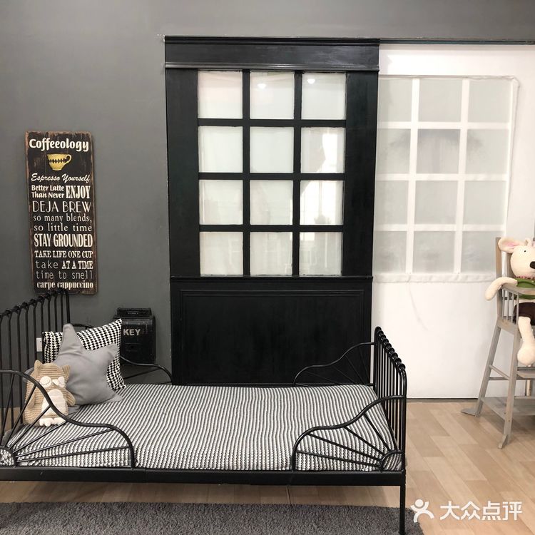店铺主打儿童+孕妇+全家福的摄影 环境属于工业风