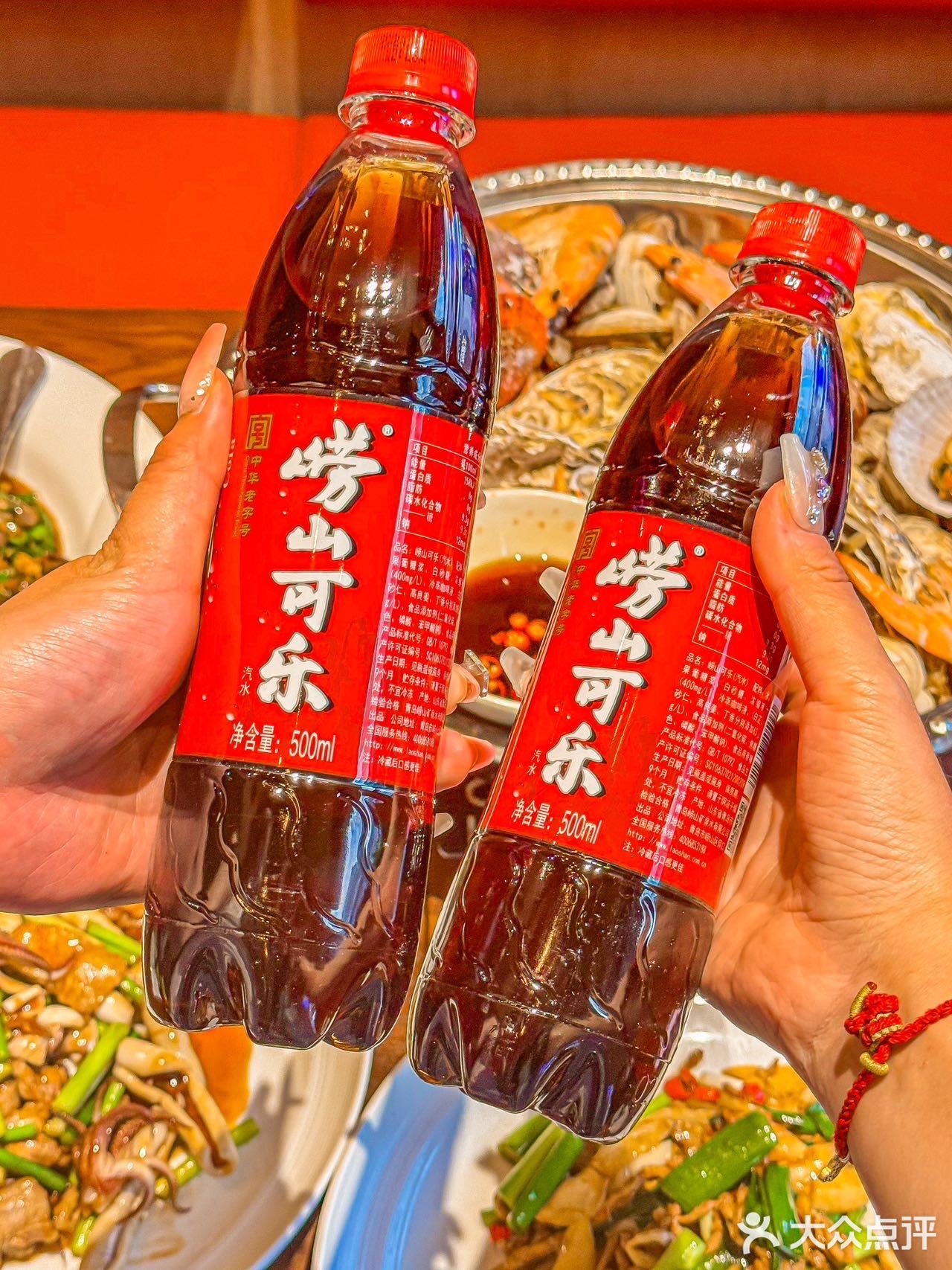 来青岛吃当地正宗特色菜，蒸汽海鲜🦞来一锅