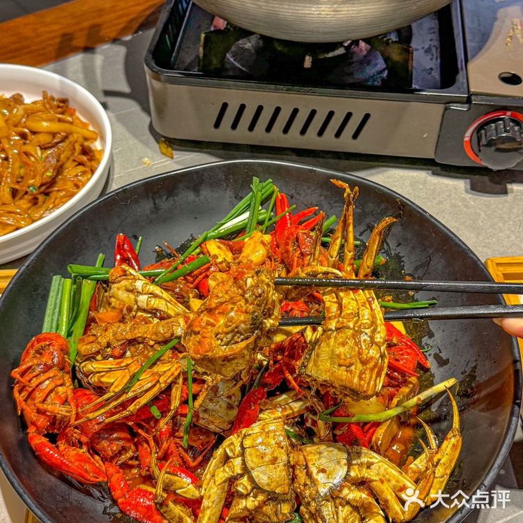 在裕后街吃过烧烤的就肯定知道他家，一到下午就开始爆满