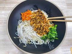 -两勺子一碗口水鸡拌面