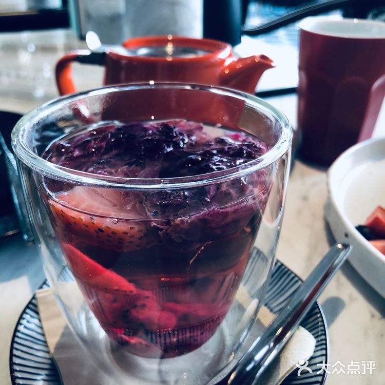 店铺环境很好，尤其是连接广场的玻璃房部分，光线充足