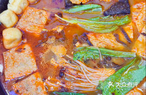 Luo Si Jia Hu Pi Chicken Feet Hot Pot