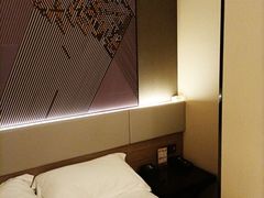 -IU酒店(广州白云站百信广场店)