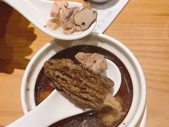 羊肚菌炖排骨汤-隔壁老王·家常云南菜(花巷店)