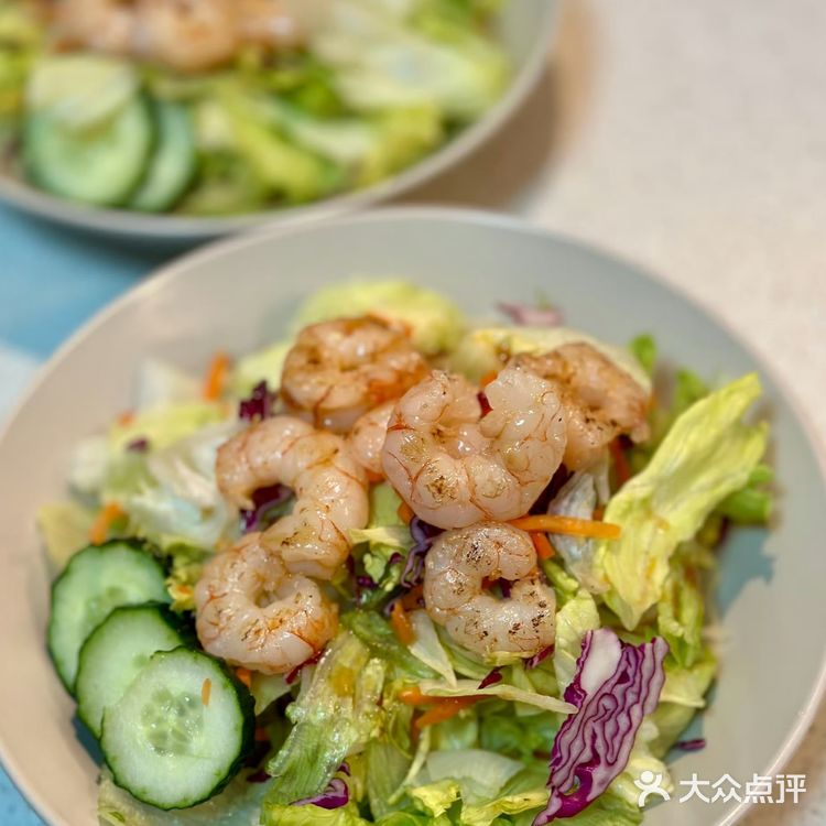 煎牛排配芦笋和蘑菇，煎虾仁沙拉，主食吃玉米粑粑