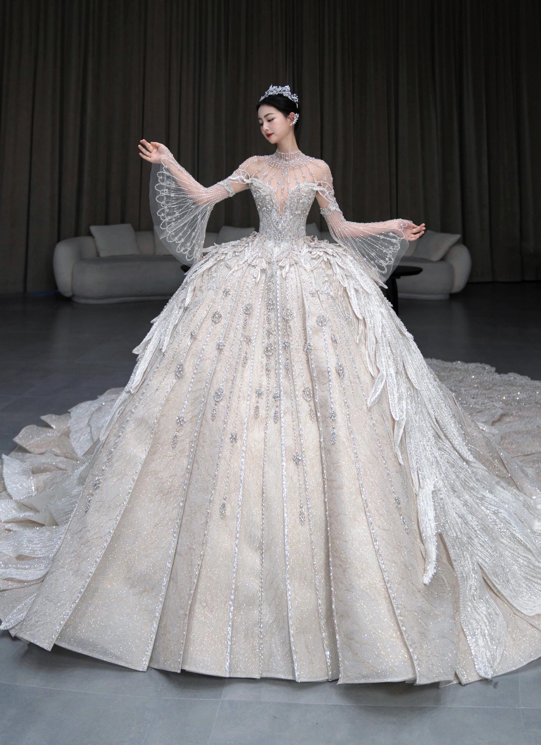 这款婚纱巨巨巨华美!