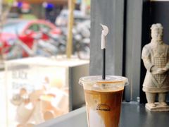 Latte-black rainbow coffee