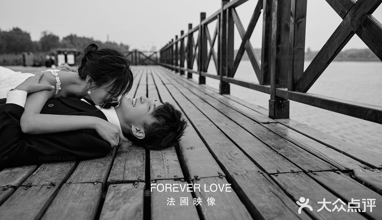 从美学和概念上探索了舞台摄影和纪实摄影之间的界限