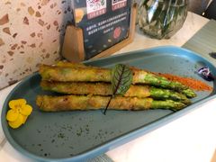 香煎芦笋楠肉卷-蜜桃花开·中西融合菜E&W(南长街店)