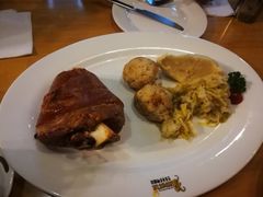 脆烤猪膝配德式酸菜、面包丸-巴伐利亚啤酒坊(意式风情街店)